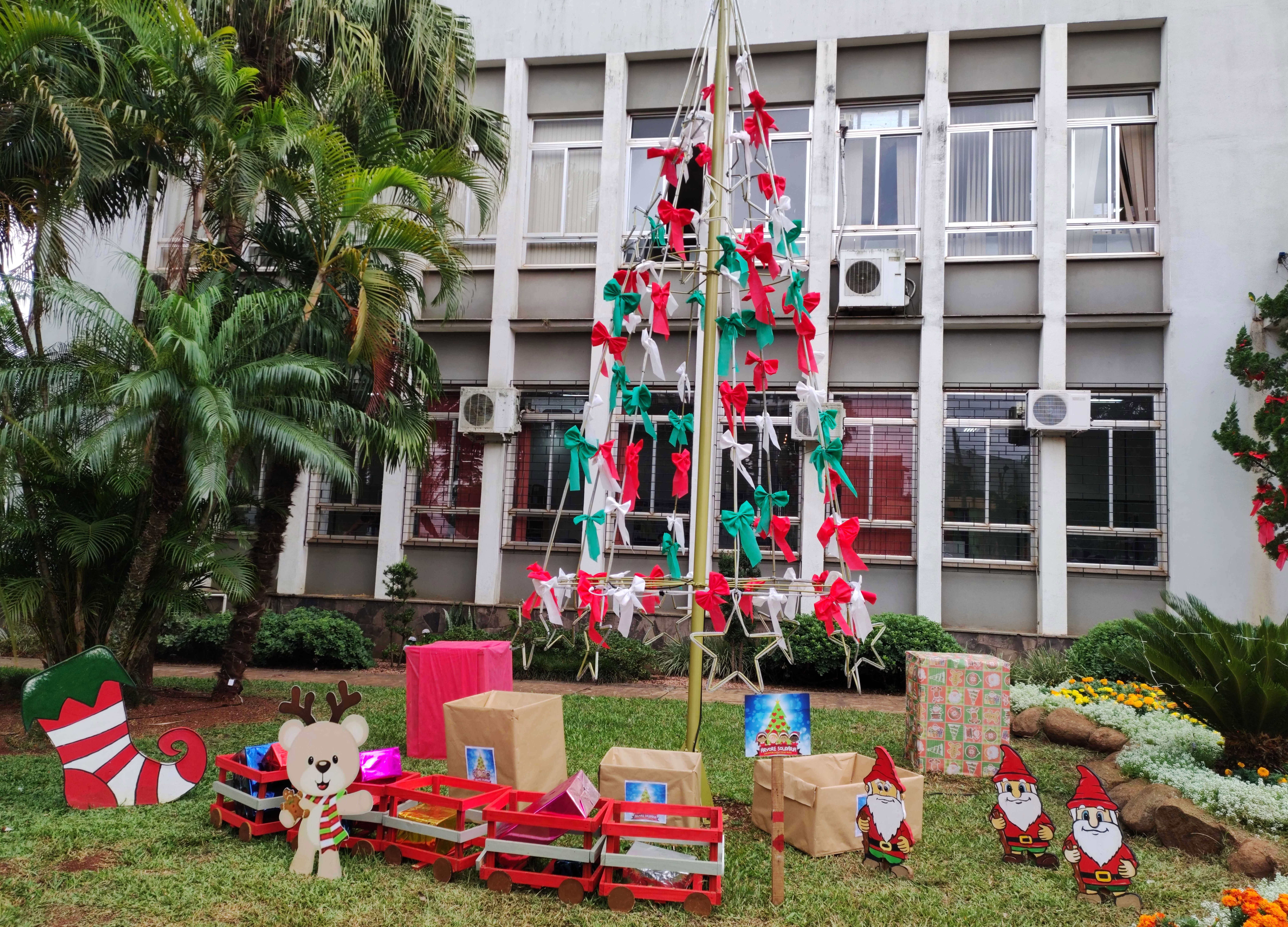 NATAL ENCANTADO CONTA COM ÁRVORE DA SOLIDARIEDADE